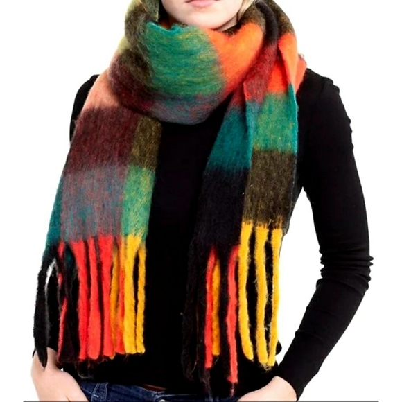 Accessories - NWT Plush Plaid Scarf